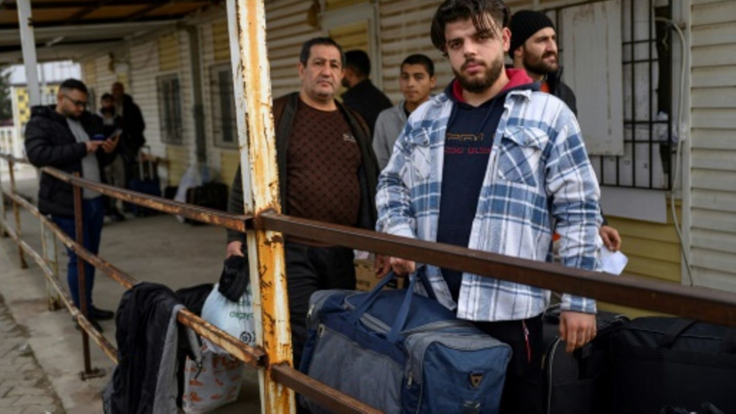 Ein syrischer Geflüchteter wartet in der Türkei auf die Wiedereinreise