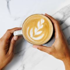 Der Preis für die Bohnen in der Tasse erreicht ein 47-Jahre-Hoch. Die Auswirkungen dürften Verbraucher bald im Supermarkt spüren