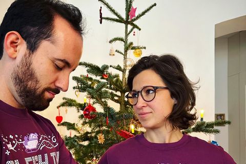 Igor Levit und Hannah Neumann tragen die gleichen Weihnachtspullis