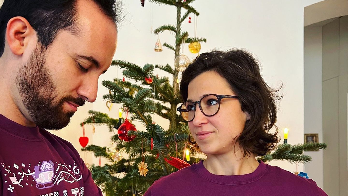 Igor Levit und Hannah Neumann tragen die gleichen Weihnachtspullis