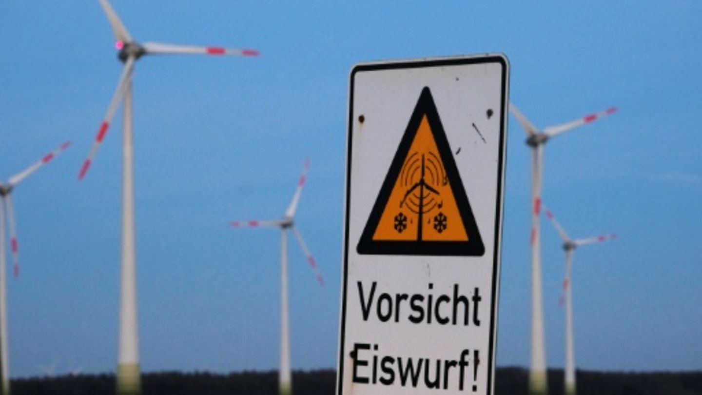 Schild warnt vor Eiswurf an Windturbinen