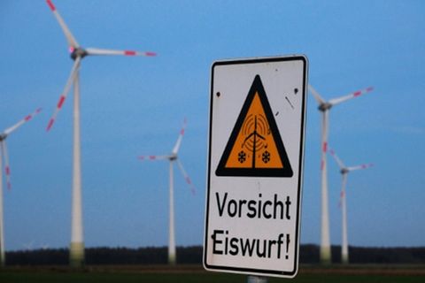 Schild warnt vor Eiswurf an Windturbinen