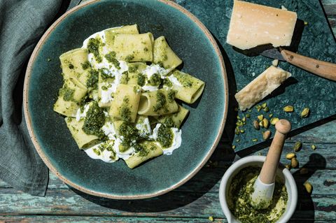 Pastarezept: Nudeln mit Pistazienpesto und Burrata