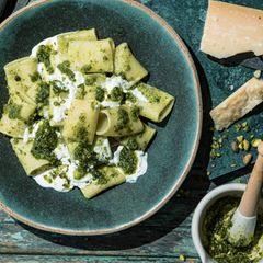 Pastarezept: Nudeln mit Pistazienpesto und Burrata