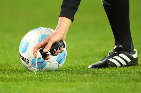 Der betreffende Schiedsrichter soll bereits im Vorfeld den Platzverweis für einen Spieler angekündigt haben