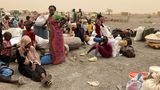 Flüchtlinge aus dem Sudan warten nach der Überquerung der Grenze in den Südsudan auf einen Transport in das Transitlager der grenznahen Stadt Renk. Der blutige Machtkampf im Sudan, der im April 2023 begann, hat die größte Flüchtlingsbewegung weltweit ausgelöst. Mehr als elf Millionen Menschen sind innerhalb des Sudan und in den angrenzenden Staaten auf der Flucht vor den Kämpfen
