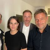 Nur zwei Tage nach der Bundestagswahl, am 28. September 2021, entstand ein Selfie, das den eigentlichen Anfang der Ampel-Koalition markieren sollte: die "Zitrus-Koalition", ein grün-gelbes Powercouple, auf das es bei der Regierungsbildung ankommen sollte. So lautete jedenfalls die Botschaft an die siegreiche SPD (und resthoffende Union), die vom mittlerweile historischen Schnappschuss ausgehen sollte: Ohne uns geht nichts.   Sowohl Fotograf Volker Wissing (l.), damals FDP-Generalsekretär, als auch sein Parteichef Christian Lindner (2. v. r.) und die Grünen-Doppelspitze um Annalena Baerbock und Robert Habeck veröffentlichten das Bild auf ihren jeweiligen Instagram-Accounts mit einem gleichlautenden Begleittext: "Auf der Suche nach einer neuen Regierung loten wir Gemeinsamkeiten und Brücken über Trennendes aus. Und finden sogar welche. Spannende Zeiten."   Mehr als drei Jahre später ist jene Brücke, die von der Zitrus- zur Ampel-Koalition führte, in sich zusammengekracht. Kürzlich erzählte Wissing, nunmehr parteiloser Verkehrs- und Justizminister der rot-grünen Minderheitsregierung, dass die ersten Annäherungsversuche von Grün-Gelb in mehreren Bildern festgehalten worden seien, ihm diese als leidenschaftlicher Hobbyfotograf aber nicht gefallen hätten. Also habe er nochmal zur (Selfie-)Kamera gegriffen, um diesen "schönen Augenblick" einzufangen, sagte er dem "Spiegel"