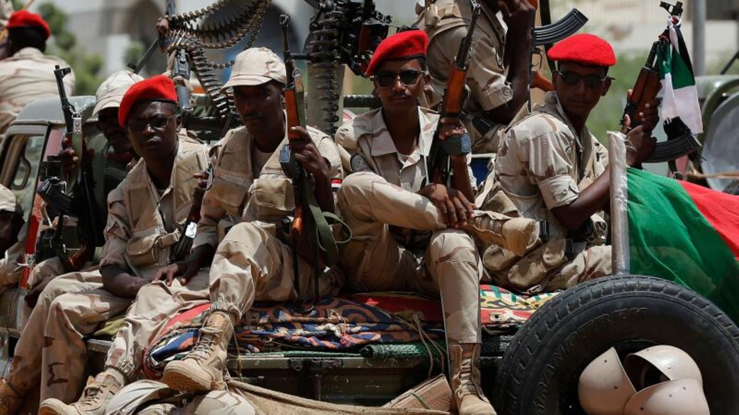Soldaten der paramilitärischen Rapid Support Forces. Der Zusammenbruch des Sudan beschleunige einen brutalen Bürgerkrieg, der von äußeren Mächten angeheizt werde, so die Studienautoren. Mit verheerenden Folgen für die Zivilbevölkerung. Der Konflikt zwischen den sudanesischen Streitkräften und den Rapid Support Forces begann im April 2023. Sudan halte nun zwei erschütternde Rekorde: Durch die Krise seien mehr Menschen vertrieben und in humanitärer Notlage als bei jeder andere Krise seit Beginn der Aufzeichnungen (30,4 Millionen)