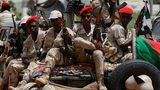 Soldaten der paramilitärischen Rapid Support Forces. Der Zusammenbruch des Sudan beschleunige einen brutalen Bürgerkrieg, der von äußeren Mächten angeheizt werde, so die Studienautoren. Mit verheerenden Folgen für die Zivilbevölkerung. Der Konflikt zwischen den sudanesischen Streitkräften und den Rapid Support Forces begann im April 2023. Sudan halte nun zwei erschütternde Rekorde: Durch die Krise seien mehr Menschen vertrieben und in humanitärer Notlage als bei jeder andere Krise seit Beginn der Aufzeichnungen (30,4 Millionen)