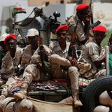 Soldaten der paramilitärischen Rapid Support Forces. Der Zusammenbruch des Sudan beschleunige einen brutalen Bürgerkrieg, der von äußeren Mächten angeheizt werde, so die Studienautoren. Mit verheerenden Folgen für die Zivilbevölkerung. Der Konflikt zwischen den sudanesischen Streitkräften und den Rapid Support Forces begann im April 2023. Sudan halte nun zwei erschütternde Rekorde: Durch die Krise seien mehr Menschen vertrieben und in humanitärer Notlage als bei jeder andere Krise seit Beginn der Aufzeichnungen (30,4 Millionen)