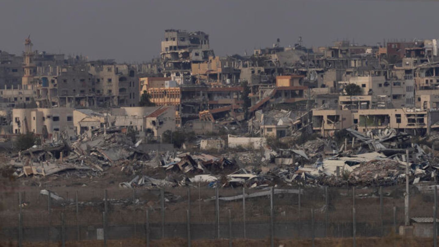 Platz 2: Gaza und Westjordanland Der Gaza-Konflikt macht sich auch im Ranking des IRC bemerkbar: Gaza und das Westjordanland bleiben an zweiter Stelle auf der Beobachtungsliste. Mehr als ein Jahr Krieg hat den Gazastreifen verwüstet und die Bedingungen im Westjordanland erheblich verschlechtert. Nach dem Terrorangriff der Hamas auf Israel und der israelischen Gegenoffensive seien knapp 1,9 Millionen Menschen vertrieben worden, so die Autoren. Jeder fünfzigste Mensch in Gaza sei seitdem getötet worden. 3,3 Millionen Menschen seien in einer humanitärer Notlage