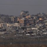 Der Gaza-Konflikt macht sich auch im Ranking des IRC bemerkbar: Gaza und das Westjordanland bleiben an zweiter Stelle auf der Beobachtungsliste. Mehr als ein Jahr Krieg hat den Gazastreifen verwüstet und die Bedingungen im Westjordanland erheblich verschlechtert. Nach dem Terrorangriff der Hamas auf Israel und der israelischen Gegenoffensive seien knapp 1,9 Millionen Menschen vertrieben worden, so die Autoren. Jeder fünfzigste Mensch in Gaza sei seitdem getötet worden. 3,3 Millionen Menschen seien in einer humanitärer Notlage