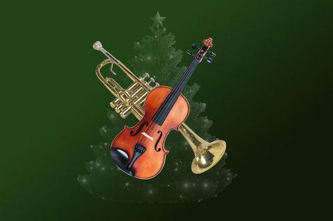 Weihnachten: Collage von Violine und Trompete vor einem Weihnachtsbaum