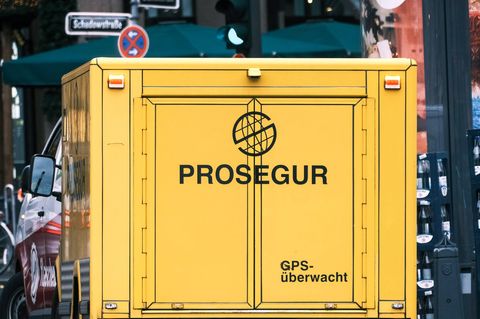 Millionen unterwegs: Ein Geldtransporter im Einsatz (Symbolbild)