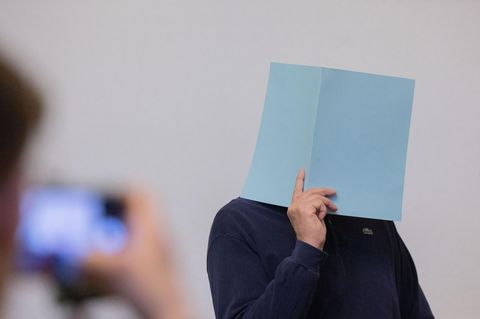 Einer der angeklagten Polizeibeamten steht im Gerichtssaal des Landgerichts Dortmund. Im Prozess um tödliche Schüsse auf einen 16-jährigen Geflüchteten sind die Urteile gefallen