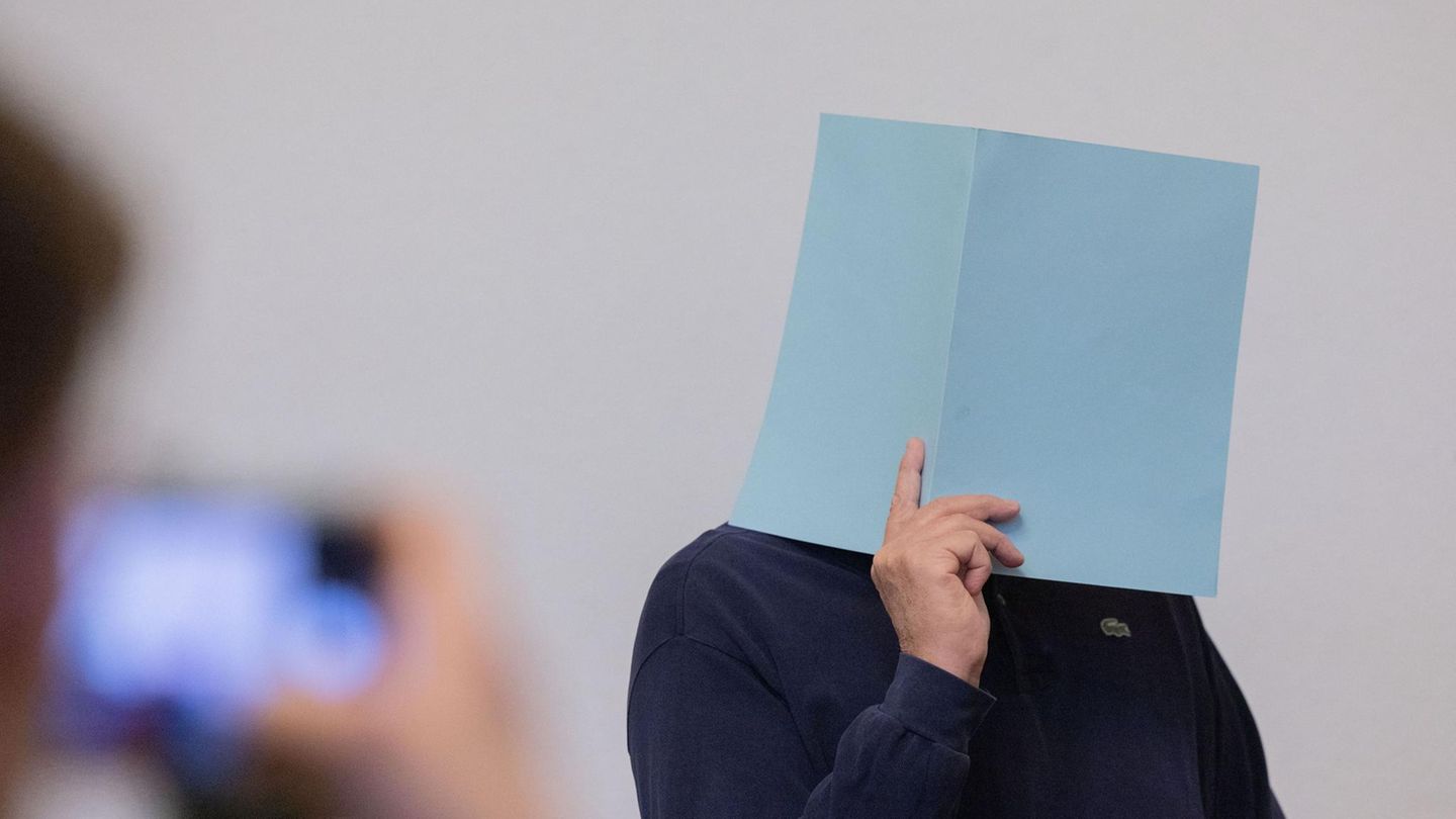Der Fall Mouhamed Dramé: Einer der angeklagten Polizeibeamten steht im Gerichtssaal des Landgerichts Dortmund. Im Prozess um tödliche Schüsse auf einen 16-jährigen Geflüchteten sind die Urteile gefallen Einer der angeklagten Polizeibeamten steht im Gerichtssaal des Landgerichts Dortmund. Im Prozess um tödliche Schüsse auf einen 16-jährigen Geflüchteten sind die Urteile gefallen