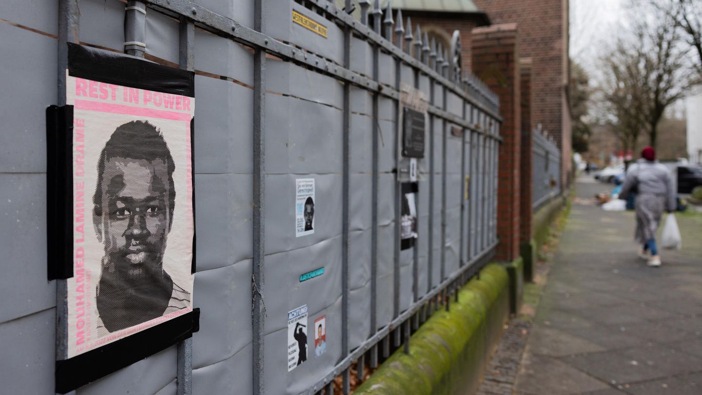 Plakate erinnern am Tatort in Dortmund an den erst 16-jährigen toten Mouhamed Dramé