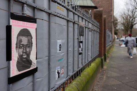 Plakate erinnern am Tatort in Dortmund an den erst 16-jährigen toten Mouhamed Dramé