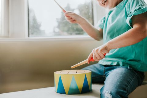 Nervige Geschenke: Ein kleines Kind schlägt freudig auf eine Blechtrommel