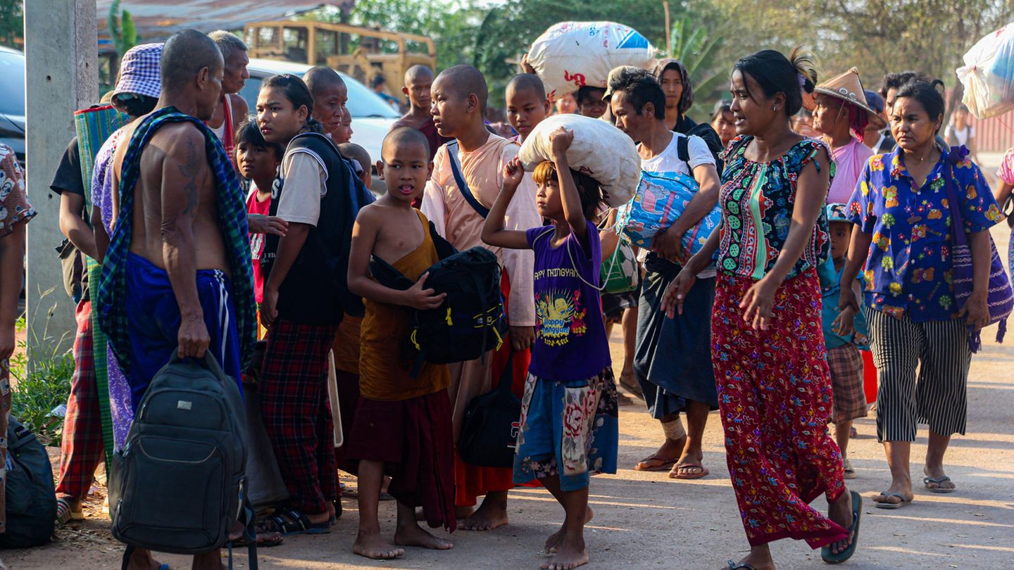 Platz 3: Myanmar Myanmar ist aufgrund eskalierender interner Konflikte in die Top 3 der Notfallbeobachtungsliste aufgerückt. Die Gewalt habe sich verschärft, nachdem das Militär im Jahr 2021 die politische Macht übernommen habe. Seitdem werden Aufstände mit Gewalt niedergeschlagen. Knapp 20 Millionen Menschen und damit mehr als ein Drittel der Bevölkerung befänden sich in humanitärer Not, so das IRC. Hinzu kommen immer wieder verheerende Extremwetterereignisse