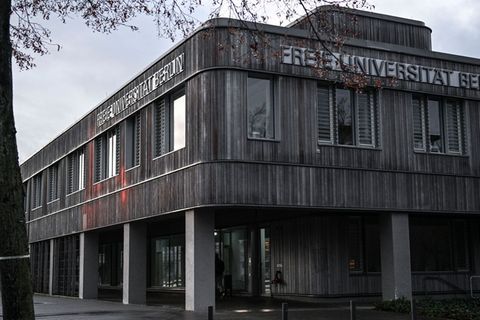 Meinung : Das Museum wollte die Ausstellung Anfang 2025 für eine Woche an der FU zeigen. Foto © Jens Kalaene/dpa