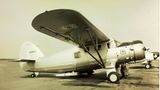 Das Foto zeigt in sepia ein Flugzeug des TYps C-64 Norseman auf einem Rollfeld stehend