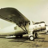 Das Foto zeigt in sepia ein Flugzeug des TYps C-64 Norseman auf einem Rollfeld stehend
