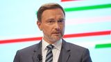Nein, hier ist nicht nur ein FDP-Vorsitzender zu sehen, sondern ein regelrechter Olaf-Scholz-Fan. Wie jetzt? Christian Lindner, der vom Kanzler geschasste Finanzminister? So war das im November 2021. Während der Ampel-Verhandlungen habe er Olaf Scholz neu kennengelernt, schwärmte Lindner, der den Hanseaten seinerzeit als "starke Führungspersönlichkeit" lobte, die mit Erfahrung und Professionalität ausgestattet sei. Lindners Prognose: "Olaf Scholz verfügt über ein inneres Geländer, um aus einer klaren Wertehaltung heraus dieses Land nach vorne zu führen." Im Rückblick wirken die warmen Worte des FDP-Chefs für Scholz so, als seien sie in einem Paralleluniversum gefallen. Wer es nicht glauben kann: hier der Videobeweis