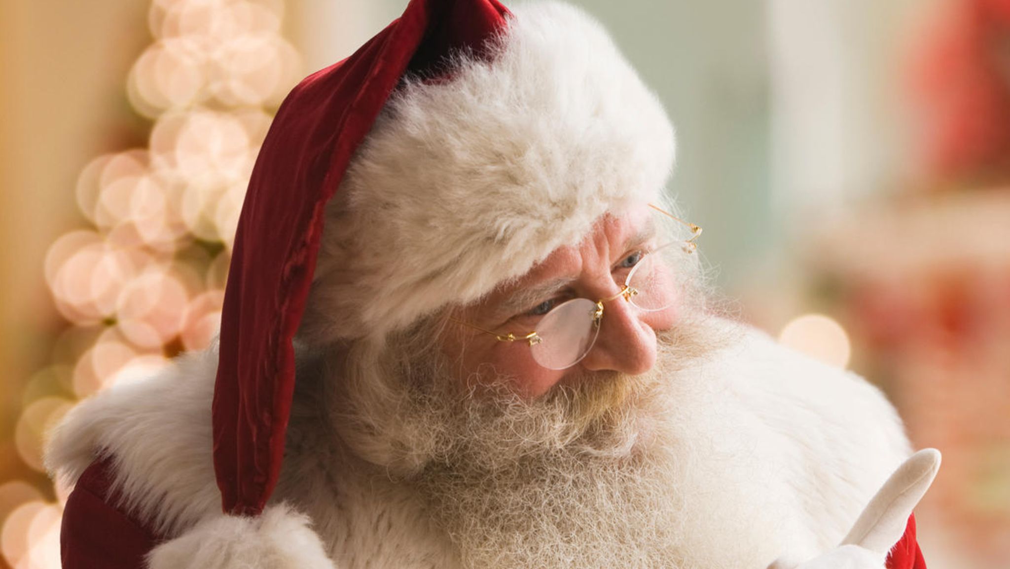 Der Weihnachtsmann spricht mit einem Mädchen