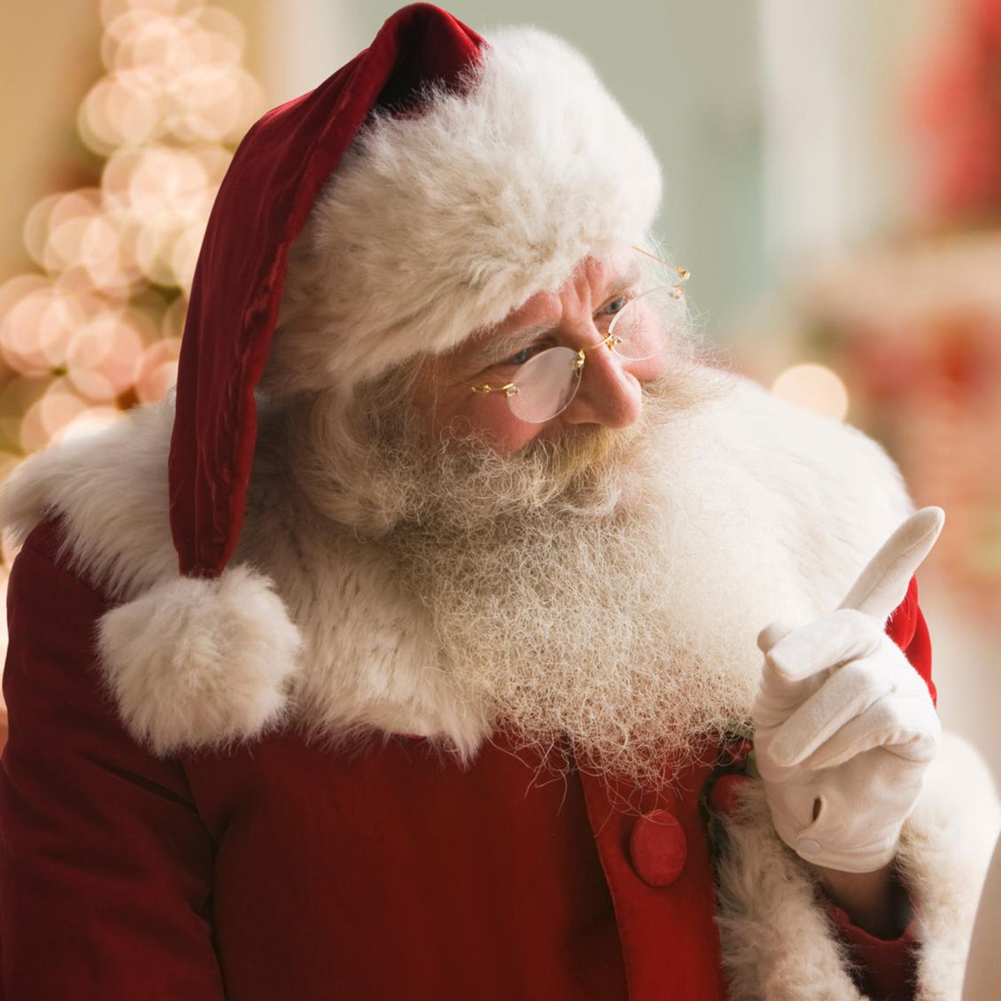 Der Weihnachtsmann spricht mit einem Mädchen