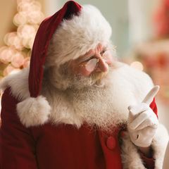 Der Weihnachtsmann spricht mit einem Mädchen