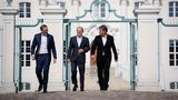 Doch nicht nur Lindner war mal ein bekennender Fan des Kanzlers. Auch dessen Vize und Wirtschaftsminister Robert Habeck (r.) lobte Scholz im August 2022 ausgiebig – oder demonstrativ?   Nach der Kabinettsklausur auf Schloss Meseberg zeigte sich Habeck "froh", dass der Kanzler mit "seiner Umsicht, mit seiner Ruhe" das Land regiere. "Diese Klausur hat noch einmal mehr gezeigt", führte Habeck aus, "wie gut es ist, dass Olaf Scholz diese Regierung führt".   Schon damals war offensichtlich, dass Habecks Lob weniger Scholz schmeicheln, sondern die eigenen Reihen disziplinieren sollte, grummelte es bei den Grünen damals doch gewaltig. Scholz wurde vorgeworfen, zu viel Nachsicht mit den Liberalen zu haben – auf Kosten der Grünen. Außerdem sorgte das dritte Entlastungspaket nach dem russischen Angriffskrieg auf die Ukraine für anhaltenden Zwist. Der sollte nicht nur bei diesem Treffen auf Schloss Meseberg zerstreut werden …
