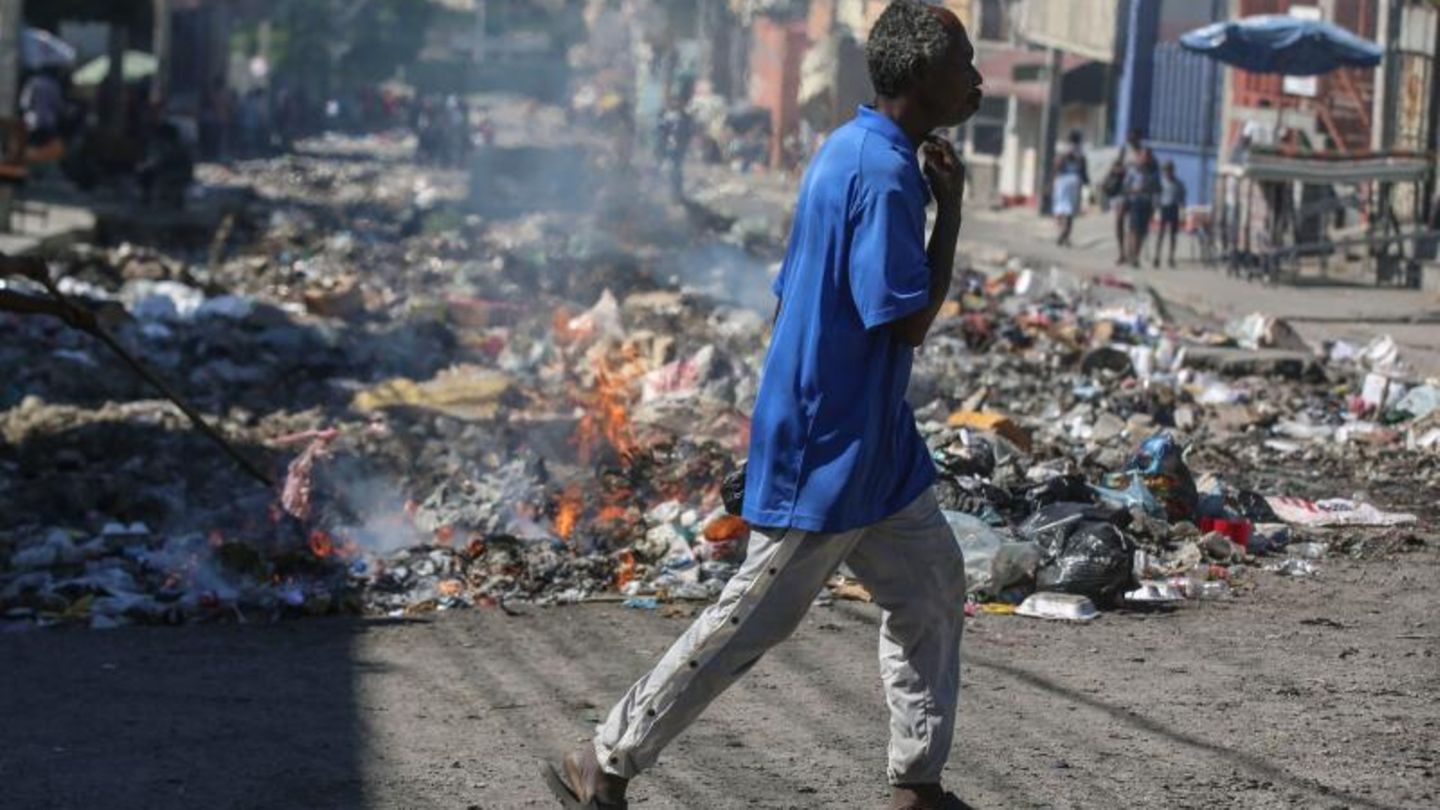 Platz 8: Haiti Ausufernde Bandengewalt und eine Regierung, die nicht in der Lage ist, die Kontrolle zu behalten, haben Millionen von Menschen in Haiti in eine Krise gestürzt, so das IRC. Knapp die Hälfte der Bevölkerung lebe in einer humanitären Notlage (drei Millionen Menschen), 85 Prozent der Hauptstadt Port-au-Prince werde von militanten Gangs kontrolliert, knapp 5,5 Millionen Menschen drohe Hunger