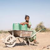 Ob in Mali zuerst der Hunger kam, oder die Gewalt – das weiß heute niemand mehr so genau. Fakt ist: Die humanitäre Lage bleibt katastrophal: Knapp ein Viertel der Bevölkerung lebe in einer Notlage (5,9 Millionen). Die Gewalt gegen Frauen sei im ersten Halbjahr 2024 um 66 Prozent gestiegen, verglichen mit dem Vorjahr. Mehr als 1000 Zivilisten seien im ersten Halbjahr 2024 getötet worden, so das IRC