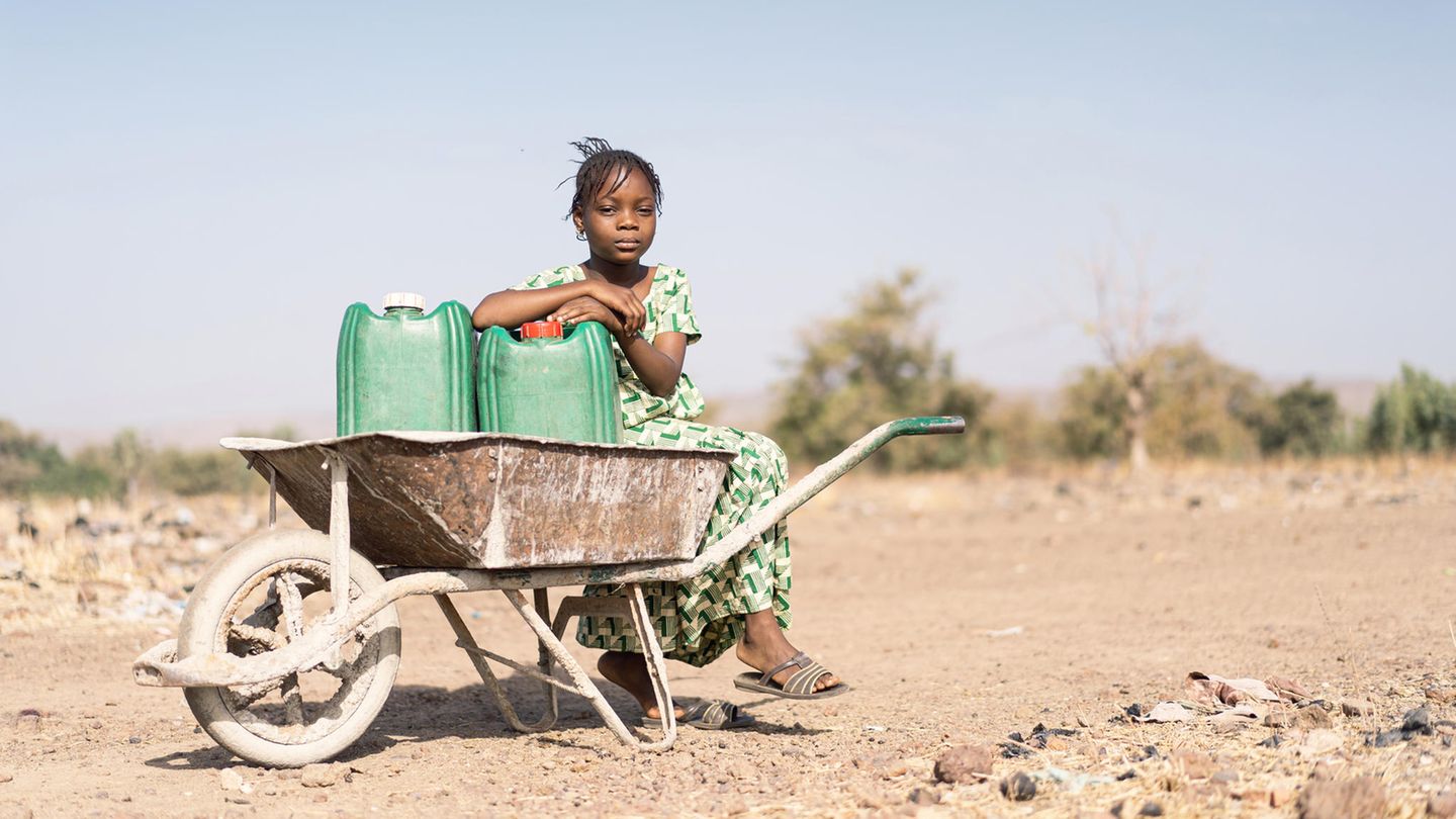 Platz 9: Mali Ob in Mali zuerst der Hunger kam, oder die Gewalt – das weiß heute niemand mehr so genau. Fakt ist: Die humanitäre Lage bleibt katastrophal: Knapp ein Viertel der Bevölkerung lebe in einer Notlage (5,9 Millionen). Die Gewalt gegen Frauen sei im ersten Halbjahr 2024 um 66 Prozent gestiegen, verglichen mit dem Vorjahr. Mehr als 1000 Zivilisten seien im ersten Halbjahr 2024 getötet worden, so das IRC