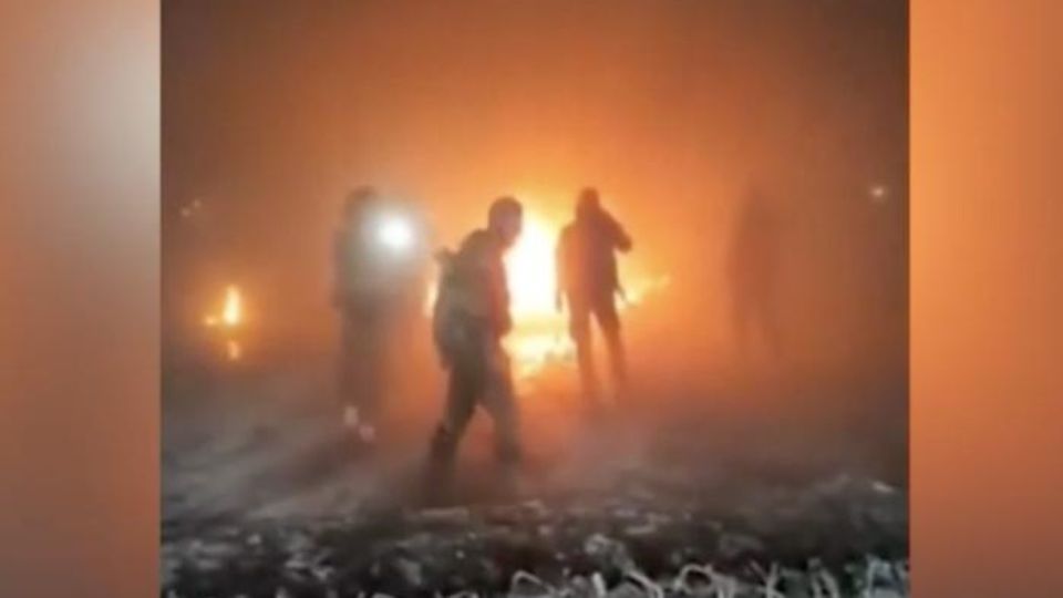 Mausoleum zerstört: Syrische Rebellen setzen Grab von früherem Diktator in Brand Nach dem Regierungssturz in Syrien setzen Rebellen nun das Grab des Ex-Diktators Hafis al-Assad in Brand um Spuren der Diktator zu zerstören. Videos zeigen das brennende Mausoleum.