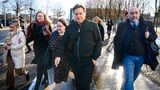 Doch das permanente Zusammenzimmern von oft wackligen Kompromissen, um im Sprachbild zu bleiben, hat in der Ampel nicht nur Spuren, sondern auch tiefe Augenringe hinterlassen. Im März 2023 schleppte sich nicht nur eine umnachtete und abgekämpfte Grünen-Spitze um Habeck – hier im Bild – zur Fortsetzung eines insgesamt 30 Stunden andauernden Verhandlungsmarathons mit den Ampel-Partnern ins Kanzleramt. Auch in dieser Hinsicht konnte die "Fortschrittskoalition" ihren eigenen Ansprüchen nicht gerecht werden, sollten Nachtsitzungen doch eigentlich der GroKo-Vergangenheit angehören.   Es sollten eine Nacht und zwei Tage vergehen, bis sich die Koalitionsspitzen auf ein "Modernisierungspaket" verständigten. Im Kern sah die Einigung mehr Flexibilität beim Klimaschutz und eine schnellere Infrastrukturplanung vor, ohne dabei zusätzliche Belastung für den Haushalt entstehen zu lassen. Der Kompromiss nach der Devise, viel Halbes und nichts Ganzes, verlangte den Koalitionspartnern einiges ab – und barg politischen Sprengstoff, der vor allem Wirtschaftsminister Habeck noch beschäftigen sollte: Auch der sogenannte "Heizungshammer" war in dem Modernisierungspaket bereits angelegt
