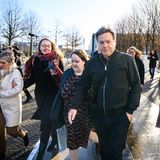 Doch das permanente Zusammenzimmern von oft wackligen Kompromissen, um im Sprachbild zu bleiben, hat in der Ampel nicht nur Spuren, sondern auch tiefe Augenringe hinterlassen. Im März 2023 schleppte sich nicht nur eine umnachtete und abgekämpfte Grünen-Spitze um Habeck – hier im Bild – zur Fortsetzung eines insgesamt 30 Stunden andauernden Verhandlungsmarathons mit den Ampel-Partnern ins Kanzleramt. Auch in dieser Hinsicht konnte die "Fortschrittskoalition" ihren eigenen Ansprüchen nicht gerecht werden, sollten Nachtsitzungen doch eigentlich der GroKo-Vergangenheit angehören.   Es sollten eine Nacht und zwei Tage vergehen, bis sich die Koalitionsspitzen auf ein "Modernisierungspaket" verständigten. Im Kern sah die Einigung mehr Flexibilität beim Klimaschutz und eine schnellere Infrastrukturplanung vor, ohne dabei zusätzliche Belastung für den Haushalt entstehen zu lassen. Der Kompromiss nach der Devise, viel Halbes und nichts Ganzes, verlangte den Koalitionspartnern einiges ab – und barg politischen Sprengstoff, der vor allem Wirtschaftsminister Habeck noch beschäftigen sollte: Auch der sogenannte "Heizungshammer" war in dem Modernisierungspaket bereits angelegt