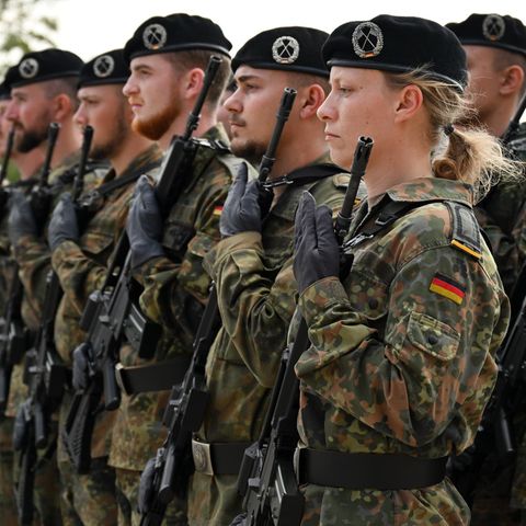 Soldaten und Soldatinnen der Bundeswehr stehen mit ihrem Gewehr. Überwachen sie bald einen Waffenstillstand in der Ukraine?