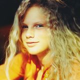 Taylor Swift im Portrait, mit langen blonden Locken