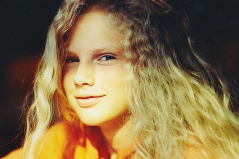 Taylor Swift im Portrait, mit langen blonden Locken