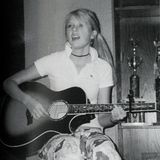 Taylor Swift als 14-jährige im weißen Polohemd mit Gitarre