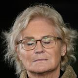 Nicht nur die Moral der Ampel zeigte Verschleißerscheinungen, sondern auch ihr Personal. Im Januar 2023 reichte Christine Lambrecht, SPD, ihren Rücktritt als Verteidigungsministerin ein. Lambrecht hatte zum wiederholten Male für schwere Irritationen gesorgt. In einem Silvestervideo auf Instagram bilanzierte sie – begleitet vom Zischen, Pfeifen und Knallen von Feuerwerk – das vom Krieg in der Ukraine geprägte Jahr 2022. "Mitten in Europa tobt ein Krieg", rief sie in den Raketen- und Böllerlärm. "Und damit verbunden waren für mich ganz viele besondere Eindrücke, die ich gewinnen konnte – viele, viele Begegnungen mit interessanten und tollen Menschen." Das war mindestens ungeschickt, für viele unsensibel und nicht mehr vermittelbar. Kanzler Olaf Scholz, der sich noch wenige Tage zuvor via Regierungssprecher hinter seine "erstklassige Verteidigungsministerin" gestellt hatte, nahm Lambrechts Rücktrittsgesuch wohl ohne große Gegenwehr an. Schon im April 2022 musste er Ersatz für Anne Spiegel, die grüne Familienministerin, suchen: Spiegel hatte nach massiver Kritik an ihrer Urlaubsreise kurz nach der Flutkatastrophe an der Ahr ihren Rücktritt erklärt