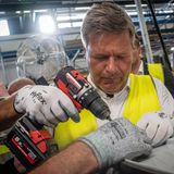 Viele Bürgerinnen und Bürger wähnten Robert Habeck schon mit dem Akkuschrauber im eigenen Keller, nachdem der Gesetzentwurf zum Austausch von Gas- und Ölheizungen vorzeitig das Licht der Öffentlichkeit erblickt hatte. Oder, wie Habeck schwer angesäuert im März 2023 in den ARD-"Tagesthemen" mopperte, möglicherweise "bewusst durchgestochen" worden sei. Gemeint, natürlich: der sogenannte "Heizungshammer", wie die "Bild"-Zeitung schlagzeilte.   Dem Wirtschaftsminister zufolge seien durch die Indiskretion Abstimmungsmöglichkeiten mit den Ampel-Partnern zerstört worden, "des billigen taktischen Vorteils wegen". Wörtlich polterte der Wirtschaftsminister: "Wer Transparenz so interpretiert, dass er andere Leute anschwärzt, zerstört mit Bewusstsein das Vertrauen in die Regierung – und das ist in diesem Fall passiert." Er sei "etwas alarmiert", ob überhaupt ein Einigungswille in der Koalition vorhanden sei.  Habecks TV-Interview geriet zur Breitseite gegen die Koalitionspartner, zur Generalabrechnung mit dem Ampel-Arbeitsmodus. Erst später räumte Habeck Fehler ein; einen "Tropfen zu viel an Gesetzgebung" zum falschen Zeitpunkt