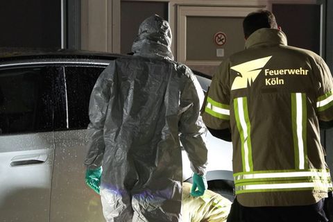 Ein 42-jähriger Düsseldorfer wurde bei einem Säureangriff in einer Autowaschanlage durch einen vermummten Täter lebensgefährlich verletzt. Er ist nun in einer Spezialklinik.