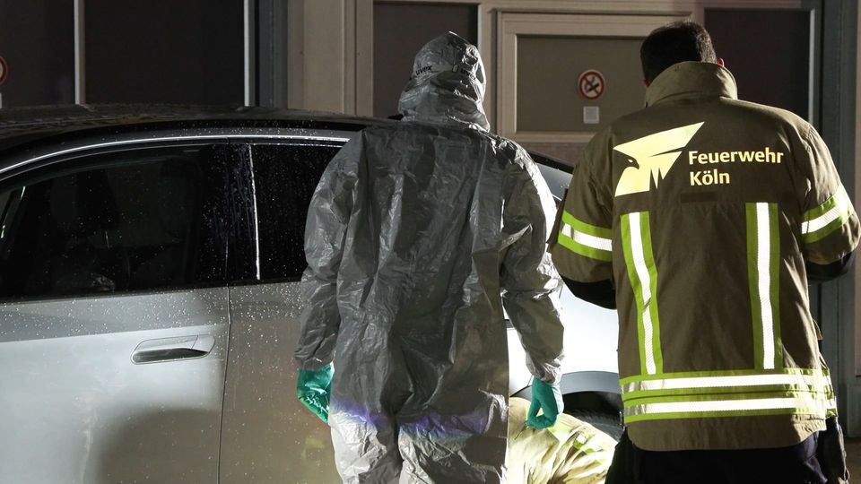 Ein 42-jähriger Düsseldorfer wurde bei einem Säureangriff in einer Autowaschanlage durch einen vermummten Täter lebensgefährlich verletzt. Er ist nun in einer Spezialklinik.