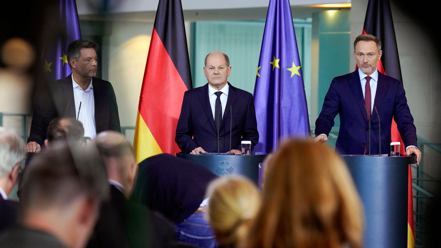 Sprachlos in Berlin Nach dem Heizungshammer folgte der Karlsruhe-Hammer, der ein Loch im Bundeshaushalt riss, in das 60 Milliarden Euromünzen passen. Das Bundesverfassungsgericht hatte den zweiten Nachtragshaushalt 2021 für nichtig erklärt. Das Geld, das für die Bekämpfung der Coronakrise bestimmt war, durfte nicht für den Klimaschutz verwendet werden. 60 Milliarden Euro fehlten mit einem Schlag. Der Versuch, das Geld einfach zu verschieben, war gescheitert. Ausgetrickst. An jenem Chaos-Tag herrschte Sprachlosigkeit im Berliner Regierungsviertel, auch bei den Ampel-Spitzen um Habeck, Scholz und Lindner im Kanzleramt (hier im Bild). Nach kurzen sieben Minuten war lediglich klar: Das war ein "wichtiges Urteil" (Scholz), es schaffe "Klarheit zur Schuldenbremse" (Lindner), "alle zugesagten Verpflichtungen" würden eingehalten (Habeck). Aber, das machten alle drei in ihrer Orientierungslosigkeit deutlich: Das Urteil wird erhebliche Auswirkungen auf den Klimatransformationsfonds haben – und weitreichende Folgen für die Finanzplanung von Bund und Ländern. Im Rückblick sagen Ampel-Spitzenvertreter, das weitreichende Karlsruhe-Urteil hätte der Ampel gewissermaßen die Geschäftsgrundlage entzogen und zu neuen Koalitionsverhandlungen führen müssen