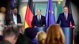 Nach dem Heizungshammer folgte der Karlsruhe-Hammer, der ein Loch im Bundeshaushalt riss, in das 60 Milliarden Euromünzen passen. Das Bundesverfassungsgericht hatte den zweiten Nachtragshaushalt 2021 für nichtig erklärt. Das Geld, das für die Bekämpfung der Coronakrise bestimmt war, durfte nicht für den Klimaschutz verwendet werden. 60 Milliarden Euro fehlten mit einem Schlag. Der Versuch, das Geld einfach zu verschieben, war gescheitert. Ausgetrickst.  An jenem Chaos-Tag herrschte Sprachlosigkeit im Berliner Regierungsviertel, auch bei den Ampel-Spitzen um Habeck, Scholz und Lindner im Kanzleramt (hier im Bild). Nach kurzen sieben Minuten war lediglich klar: Das war ein "wichtiges Urteil" (Scholz), es schaffe "Klarheit zur Schuldenbremse" (Lindner), "alle zugesagten Verpflichtungen" würden eingehalten (Habeck). Aber, das machten alle drei in ihrer Orientierungslosigkeit deutlich: Das Urteil wird erhebliche Auswirkungen auf den Klimatransformationsfonds haben – und weitreichende Folgen für die Finanzplanung von Bund und Ländern.  Im Rückblick sagen Ampel-Spitzenvertreter, das weitreichende Karlsruhe-Urteil hätte der Ampel gewissermaßen die Geschäftsgrundlage entzogen und zu neuen Koalitionsverhandlungen führen müssen