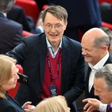 … denn am selben Tag spielte die deutsche Fußball-Nationalmannschaft bei der Heim-EM im Viertelfinale gegen Spanien. Eine willkommene Ablenkung für die von der Ampel entnervten Bürgerinnen und Bürger, aber offenbar auch für die geschaffte Bundesregierung selbst, die sich bei den Spielen gern blicken ließ. Sechs Regierungsflüge für eine halbe Million Euro: Auch diese Statistik gehörte zur deutschen EM-Bilanz, wie später eine Anfrage der Linken ergab. Und natürlich jede Menge Selfies von vor Ort, wie beispielsweise von Gesundheitsminister Karl Lauterbach, SPD, der hier im Bild zum gemeinsamen Schnappschuss mit dem Kanzler ansetzte. Genützt hat dieses Solidaritäts-Selfie (wir erinnern uns an die "Zitrus-Koalition") freilich wenig: Deutschland unterlag Spanien und flog aus dem Turnier