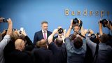 Es war mal wieder politische Schwerstarbeit; ein Kraftakt, der die Ampel an den Rand des Kollapses brachte. Aber 23 Treffen und 80 Stunden Diskussion später, wie Finanzminister Lindner im Juli 2024 vor der versammelten Hauptstadtpresse vorrechnete (im Bild), konnten die Ampel-Spitzen doch noch eine "Grundsatzeinigung" für den Haushalt 2025 und die sogenannte "Wachstumsinitiative" treffen. Nur wenige Monate später stellte sich das als Trugschluss heraus, die vermeintliche Lösung war keine und wuchs sich zur Sollbruchstelle der Koalition aus. Doch die Zeit drängte, auch aus folgendem Grund: "Wir wollten unbedingt vor dem heutigen Spiel unserer Mannschaft auch fertig sein", sagte der Kanzler …